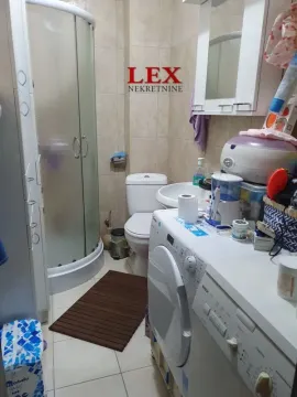 Manje kupatilo sa tuš kabinom, wc šoljom i veš mašinom. - image 10