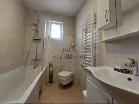 Izdavanje, trosoban stan, 130m², Dobrota, Kotor - image 17