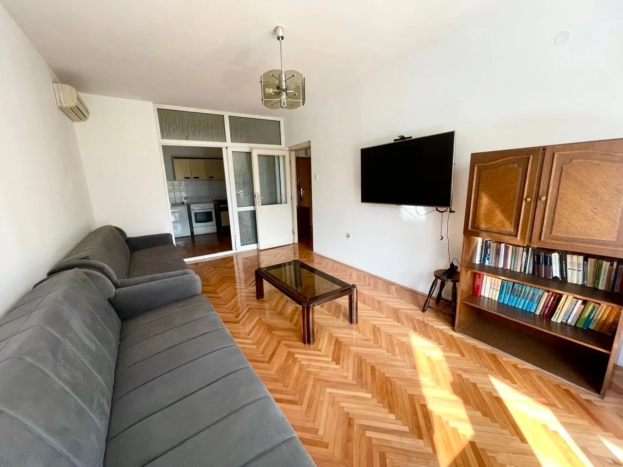 Izdavanje, dvosoban stan, 67m², Centar, Bar