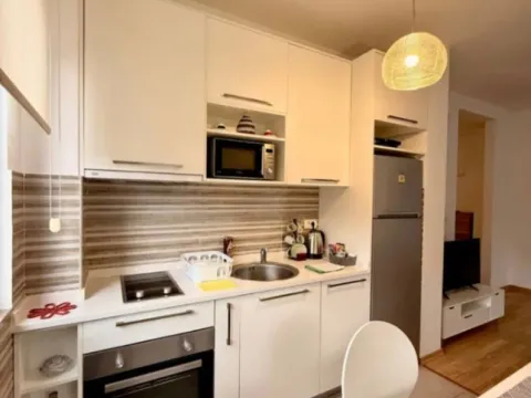 Izdavanje, dvosoban stan, 70m², Centar, Budva