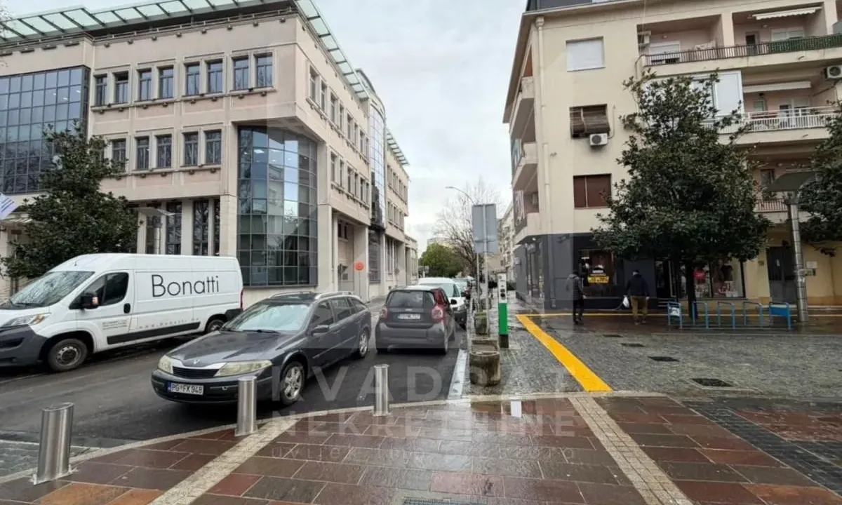 Izdavanje, dvosoban stan, 67m², Centar, Podgorica