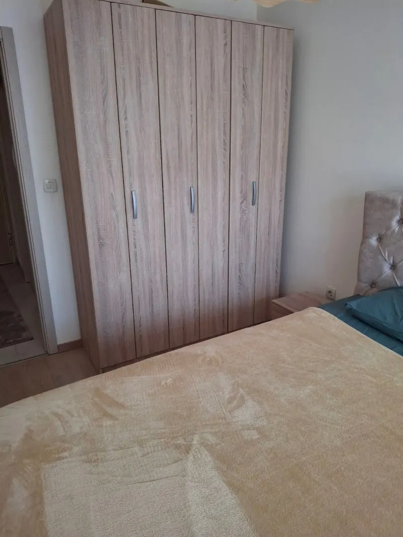 Bedroom with a wardrobe and a double bed.