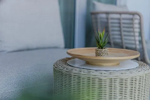Detalj sa terase sa pletenim stočićem i dekoracijom. - image 40