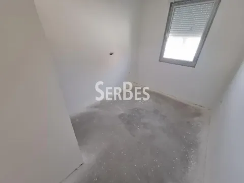 Prazna prostorija u izgradnji sa jednim prozorom. - image 13