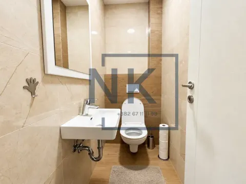Manje kupatilo sa umivaonikom, WC šoljom i ogledalom. - image 14