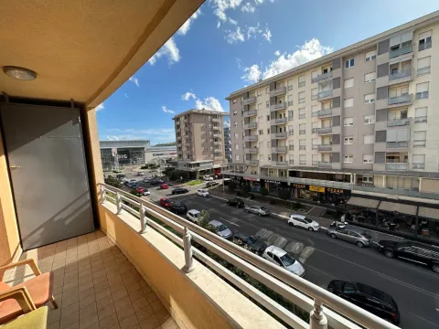 Izdavanje, jednosoban stan, 50m², City Kvart, Podgorica - image 1