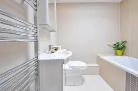 Moderno opremljeno kupatilo sa kadom, umivaonikom i WC šoljom.