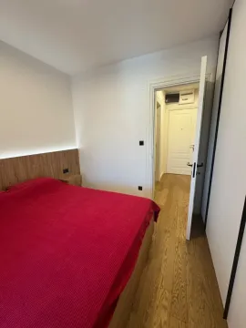Spavaća soba sa bračnim krevetom i otvorenim vratima prema hodniku. - image 9