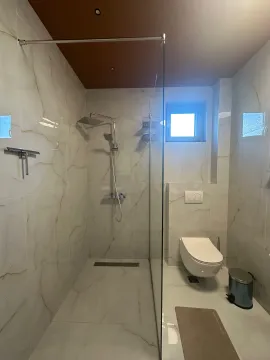 Moderno opremljeno kupatilo sa tuš kabinom i ugradnim toaletom. - image 13