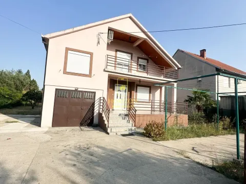 Prodaja, kuća, 191m², Tološi, Podgorica - image 1