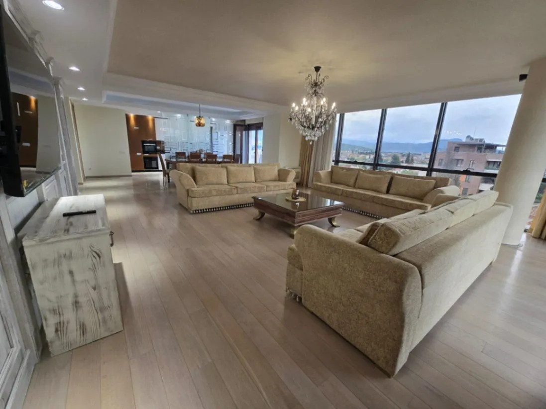 Izdavanje, trosoban stan, 265m², Gorica C, Podgorica