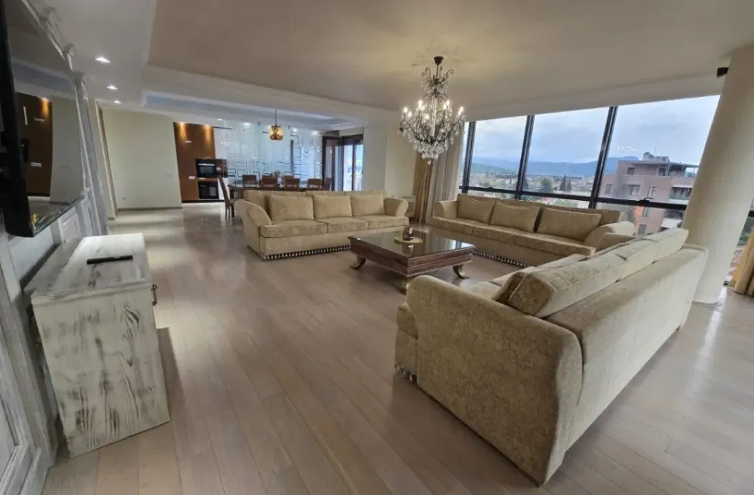 Izdavanje, trosoban stan, 265m², Gorica C, Podgorica