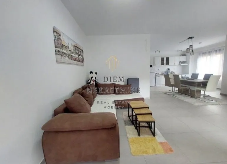 Izdavanje, dvosoban stan, 85m², Dobrota, Kotor