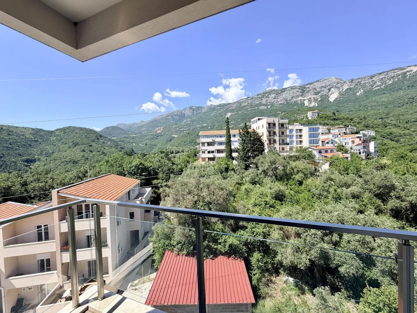 Pogled sa terase na planine i okolne objekte.