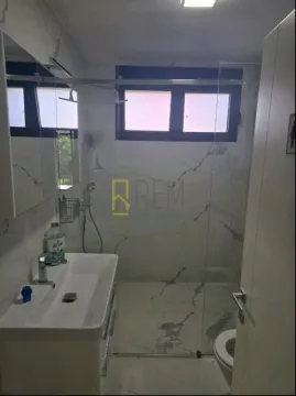 Moderne kupatilo sa umivaonikom i tuš kabinom. - image 4
