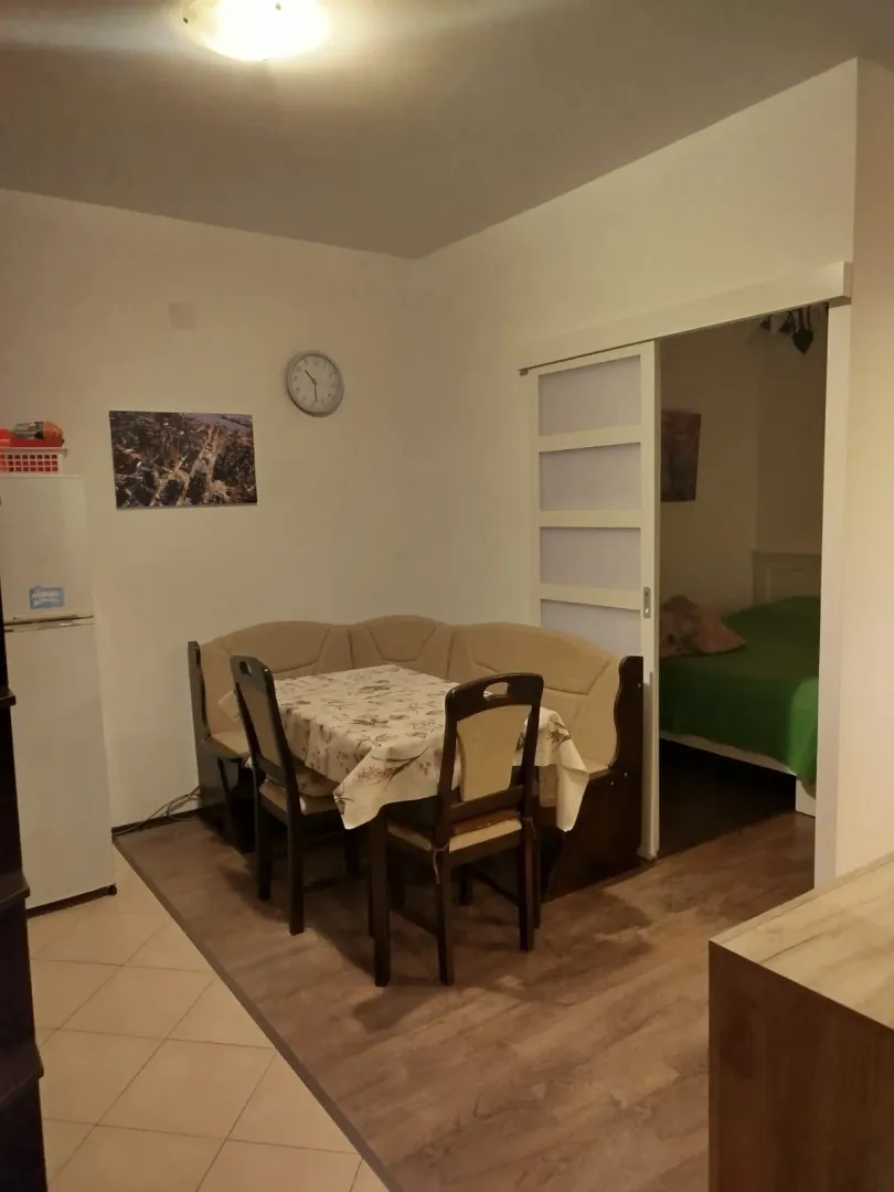 Dnevna soba sa trpezarijskim stolom i garniturom.