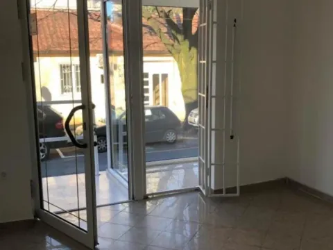 Izdavanje, poslovni prostor, 25m², Centar, Podgorica - image 2