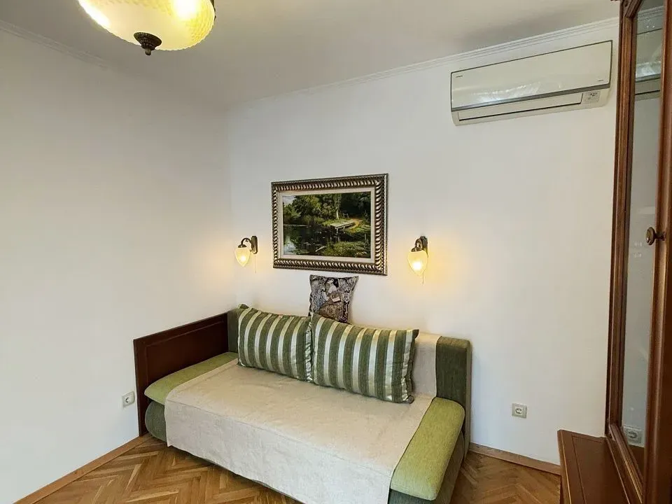 Izdavanje, dvosoban stan, 80m², Centar, Bar