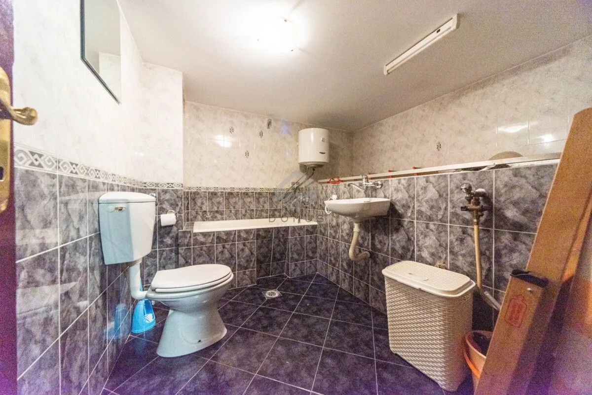 Izdavanje, kuća, 380m², Gorica C, Podgorica