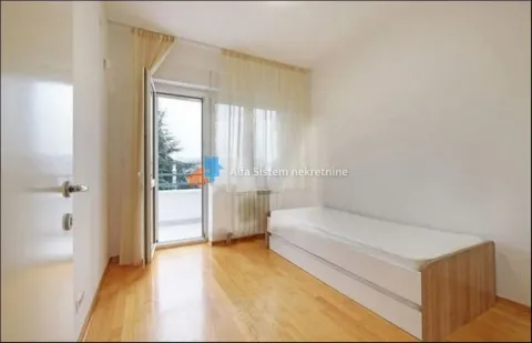 Manja spavaća soba sa krevetom i izlazom na terasu. - image 18