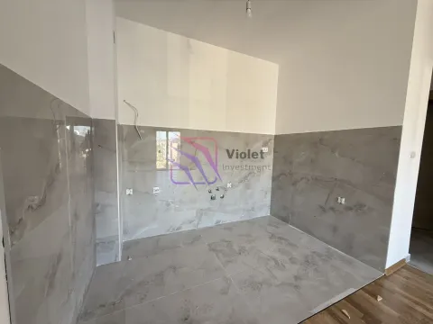 Nenamješten dio kuhinje sa keramičkim pločicama i priključcima za instalacije. - image 5