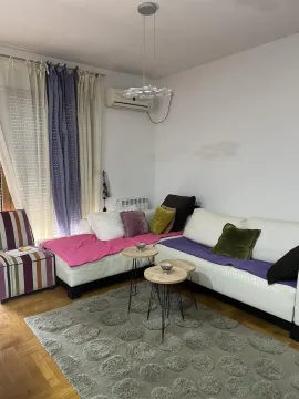 Svijetla dnevna soba sa ugaonom garniturom i klupskim stolovima. - image 13