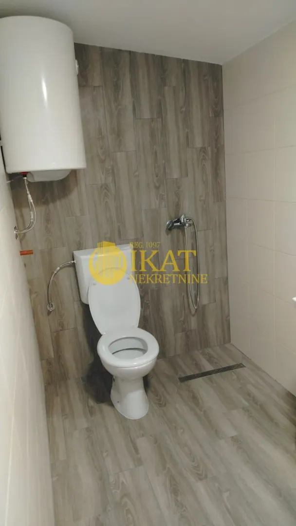 Kupatilo sa toaletom, tuš kabinom i bojlerom.