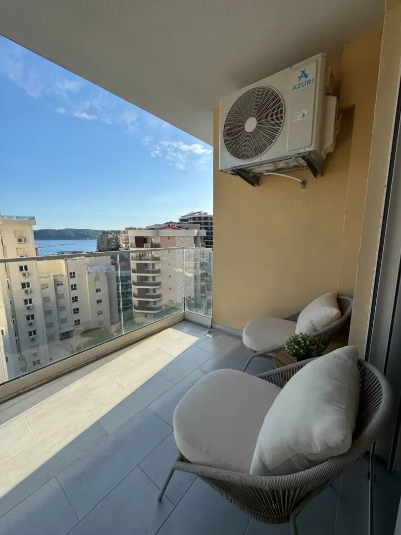 Izdavanje, dvosoban stan, 74m², Bečići, Budva
