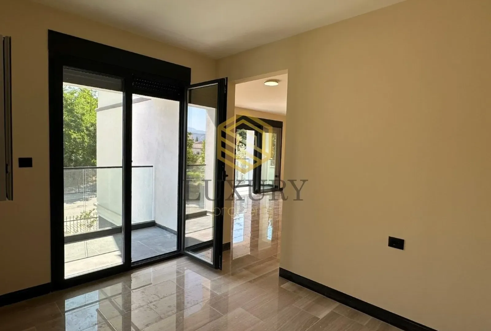 Izdavanje, trosoban stan, 111m², Zagorič, Podgorica