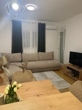 Dnevna soba sa garniturom, trpezarijskim stolom i televizorom. - image 3
