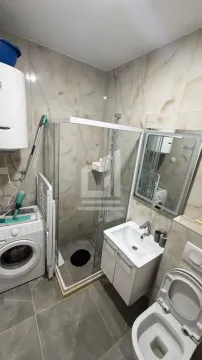 Kupatilo opremljeno tuš kabinom, umivaonikom, toaletom i veš mašinom. - image 4