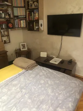 Spavaća soba sa krevetom i televizorom na zidu. - image 12