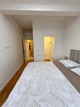 Bedroom with a double bed and an entrance to the walk-in closet. - image 10