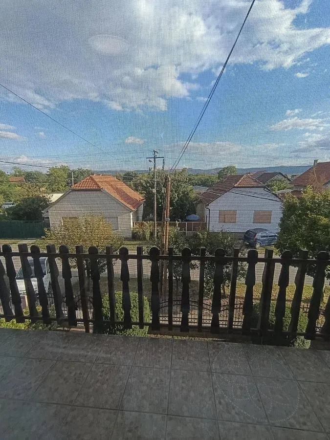 Pogled sa balkona na okolne kuće i dvorište.