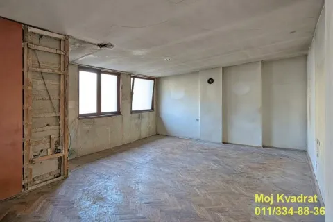 Prazna prostorija sa parketom i prozorima tokom renoviranja. - image 17