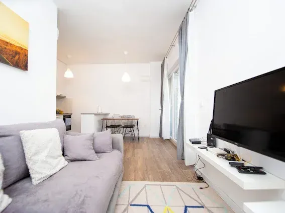 Izdavanje, jednosoban stan, 64m², Tivat, Crna Gora
