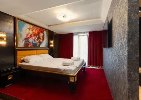 Izdavanje, kuća, 400m², Centar, Tivat - image 4