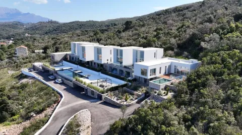 Pogled iz vazduha na kompleks modernih vila sa bazenima i uređenim okruženjem. - image 7