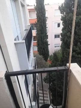Pogled sa balkona na susjedne zgrade i drveće. - image 15