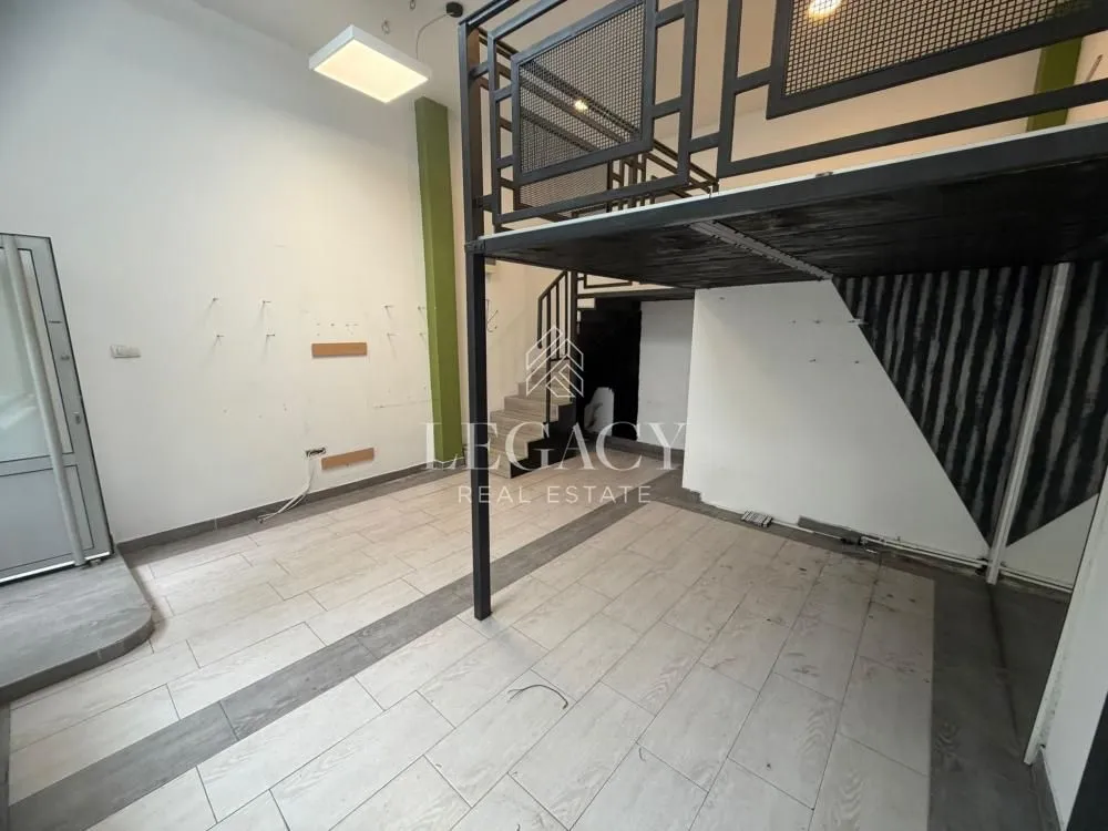 Izdavanje, poslovni prostor, 42m², Đeram Pijaca, Beograd