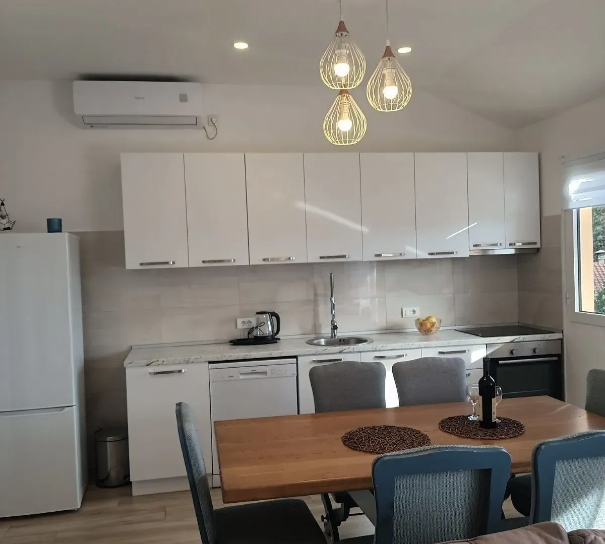 Izdavanje, trosoban stan, 80m², Gradiošnica, Tivat
