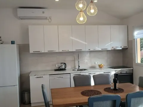 Izdavanje, trosoban stan, 80m², Gradiošnica, Tivat - image 5