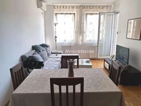 Dnevna soba sa garniturom, trpezarijskim stolom i izlazom na terasu. - image 7