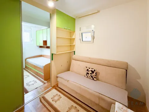 Dnevna soba sa kaučem i prolazom u spavaću sobu. - image 5
