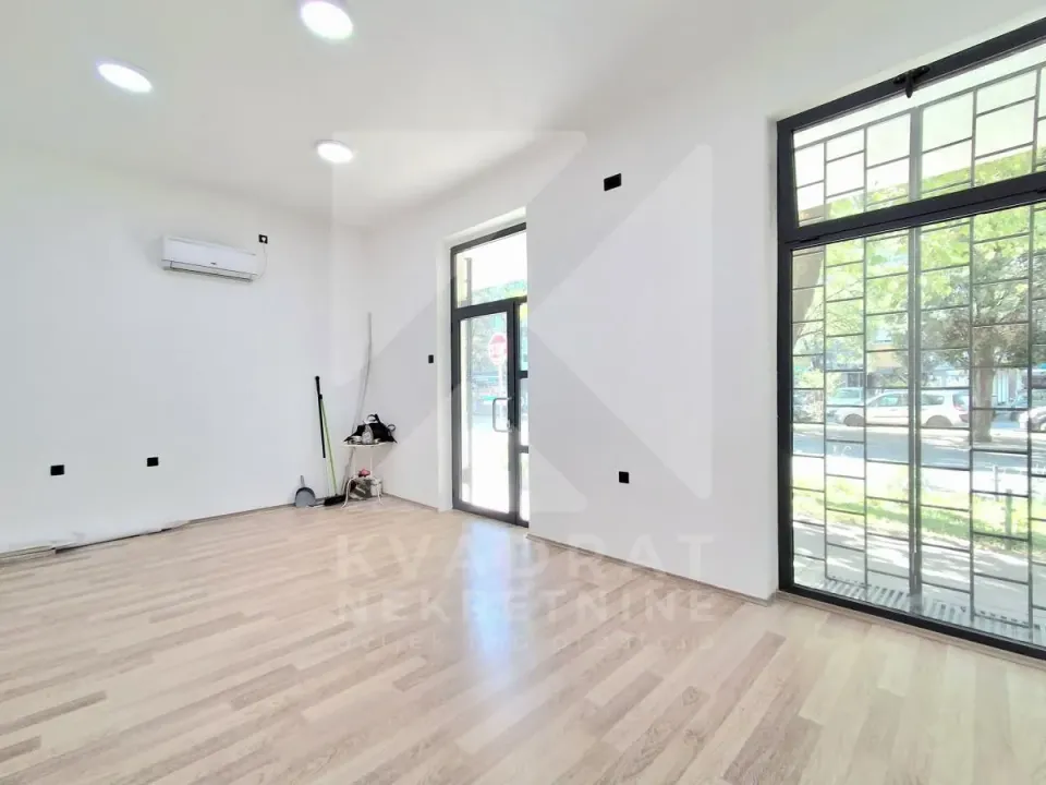 Izdavanje, poslovni prostor, 64m², Blok 7, Podgorica