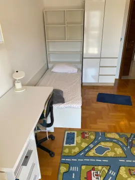 Dječja spavaća soba sa krevetom, radnim stolom i ormarom. - image 6