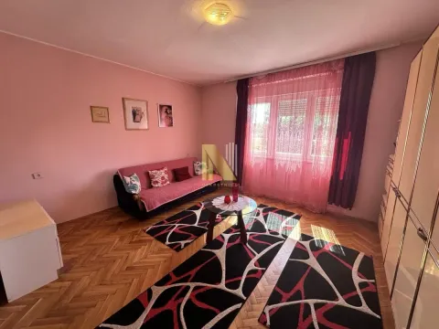 Dnevna soba sa garniturom, stočićem i parketom na podu. - image 4
