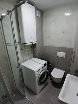Savremeno opremljeno kupatilo sa tuš kabinom, mašinom za veš i bojlerom. - image 6