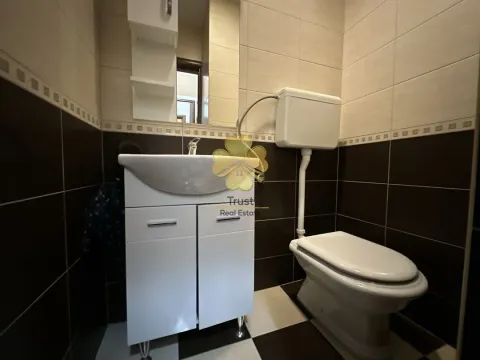 Manje kupatilo sa umivaonikom, WC šoljom i zidnim pločicama u tamnim i svijetlim tonovima. - image 10