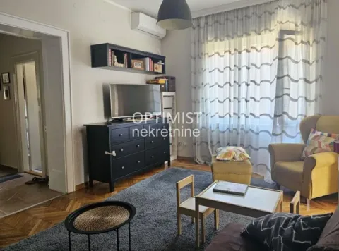 Dnevna soba sa garniturom, televizorom i trpezarijskim stočićem. - image 5